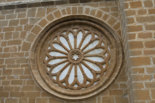 Roseton exterior en la nave lateral de la iglesia de la Oliva